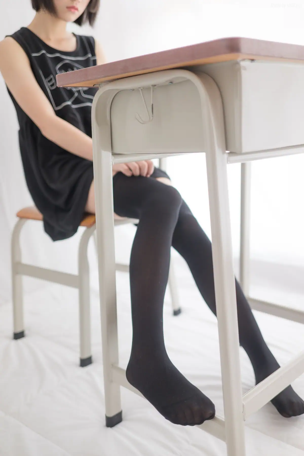 喵写真 - VOL.006 课桌上秀黑丝美腿(67P_239.7M) - 喵写真 - VOL