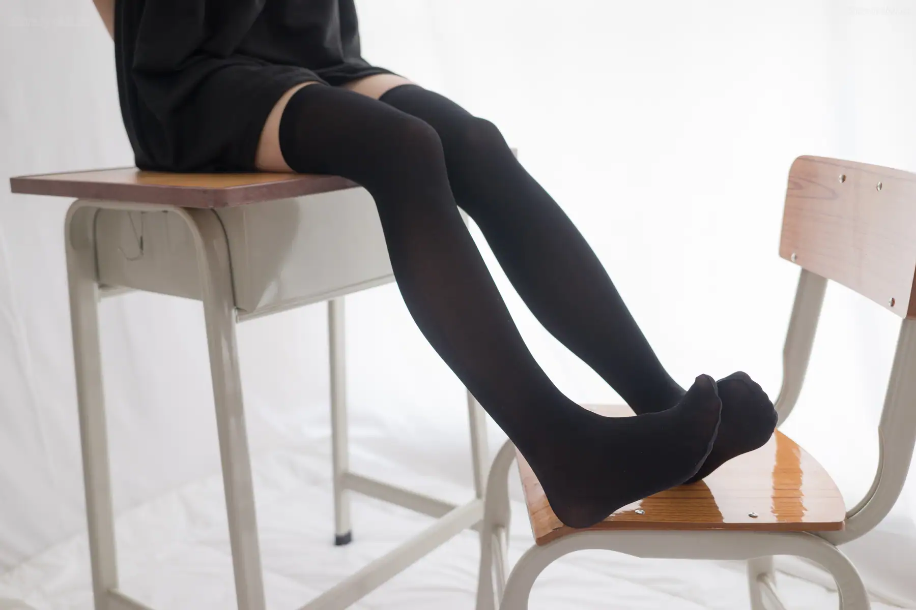 喵写真 - VOL.006 课桌上秀黑丝美腿(67P_239.7M) - 喵写真 - VOL