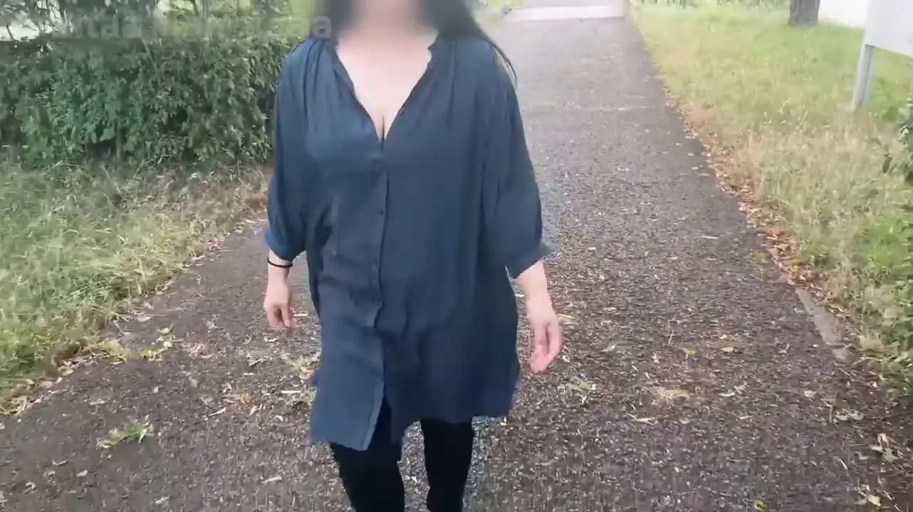 つばさ(@suita_ona_ka) - 公園に行き上の服を脱がせて谷間見せつけながら散歩しました つばさ(@suita_ona_ka) - 公園に行き上の服を脱がせて谷間見せつけながら散歩しました_nb01.xyz_0002 图片2