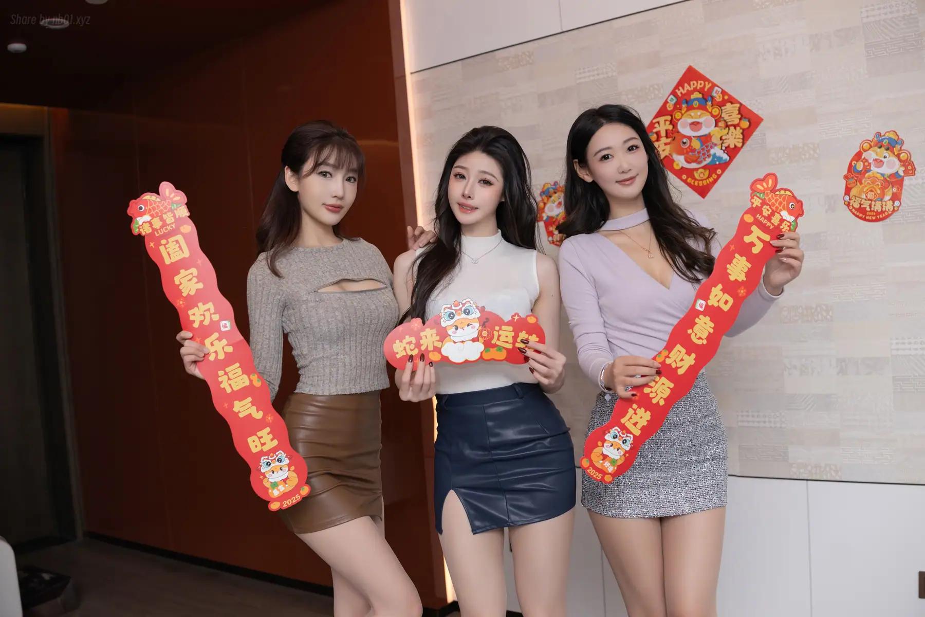 [内购无水印]Lu Xuan Xuan(陆萱萱) & 是小逗逗 & Tang An Qi(唐安琪) - 秀人网模特 三姐妹闹新春(101P_362.4M) [内购无水印]Lu Xuan Xuan(陆萱萱) & 是小逗逗 & Tang An Qi...