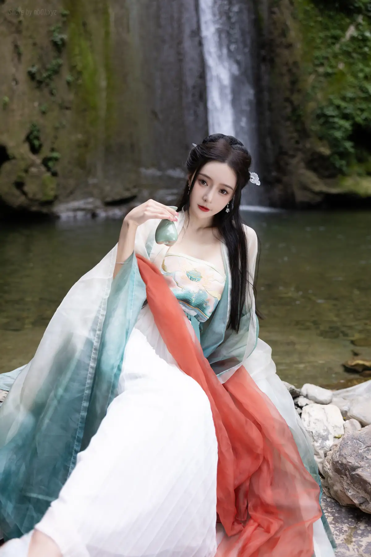 [内购无水印]王馨瑶Yanni - 绿色古装 瀑布(112P_367.3M) [内购无水印]王馨瑶Yanni - 绿色古装 瀑布(112P_367.3M)_nb01.xyz_0023 图片2