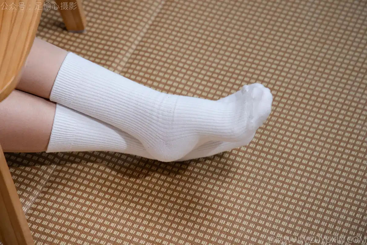 [足愉心]No.022 可乐(搭配：白色卫衣、黑色打底裤、运动鞋、肉丝色袜、白色长筒棉袜)(110P_1.0G) [足愉心]No.022 可乐(搭配：白色卫衣、黑色打底裤、运动鞋、肉丝色袜、白色长筒棉袜)(110P_1.0G)_nb01.xyz...