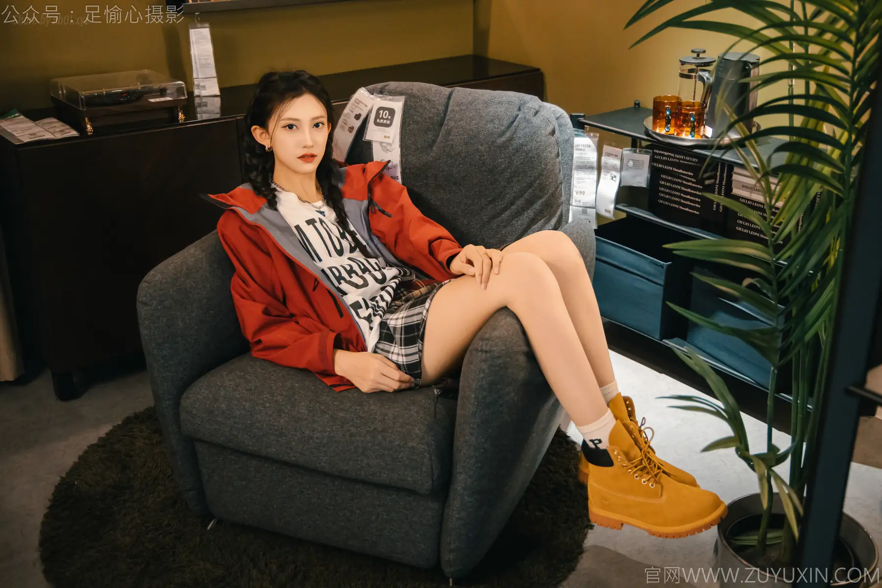 [足愉心]No.015 可乐(搭配：红色夹克、白T、短裙、马丁靴、肉丝色袜、白棉袜)(120P_1.3G) [足愉心]No.015 可乐(搭配：红色夹克、白T、短裙、马丁靴、肉丝色袜、白棉袜)(120P_1.3G)_nb01.xyz_0006 图片2